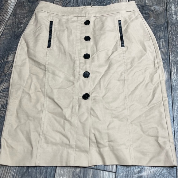 Ann Taylor Black Tan Knee Length Pencil Skirt Button Accent Women's Size 8 - Picture 1 of 3